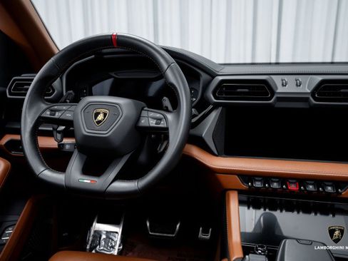 Used 2025 Lamborghini Urus SE image 33