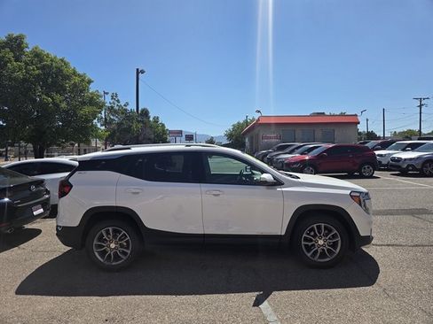 Used 2023 GMC Terrain SLT w/ Infotainment Package II FWD image 3