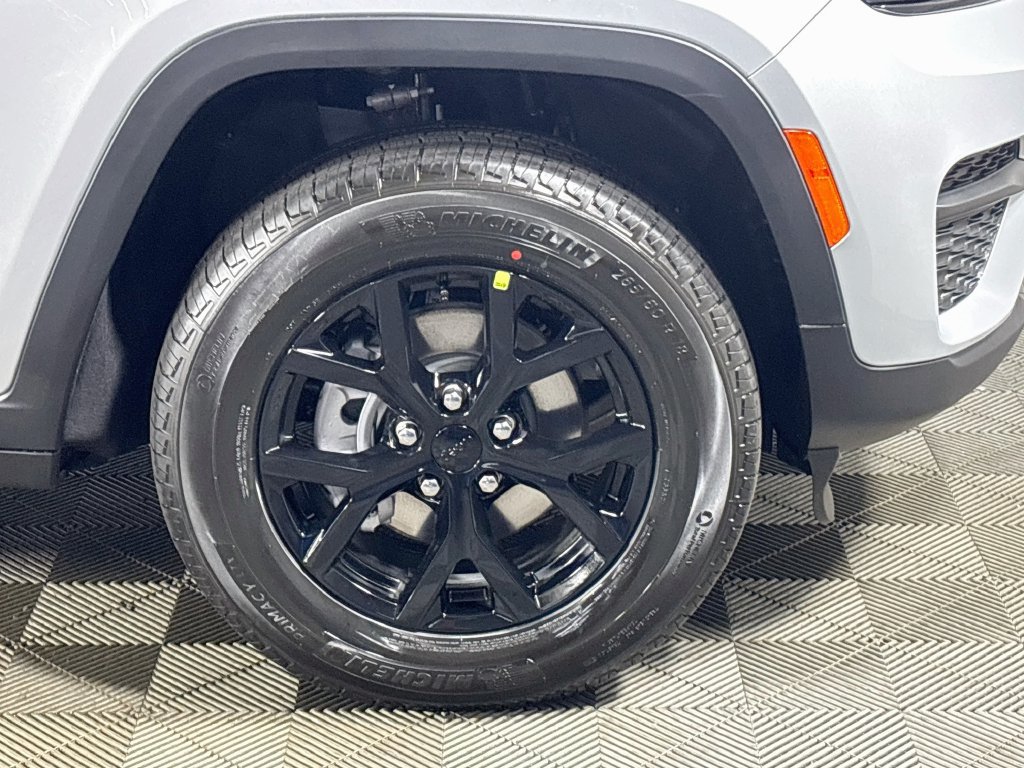 Used 2025 Jeep Grand Cherokee Altitude AWD/4WD image 22