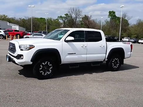 Used 2019 Toyota Tacoma TRD Off-Road image 4