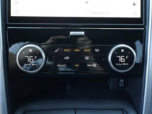 New 2026 Land Rover Discovery Dynamic SE image 18