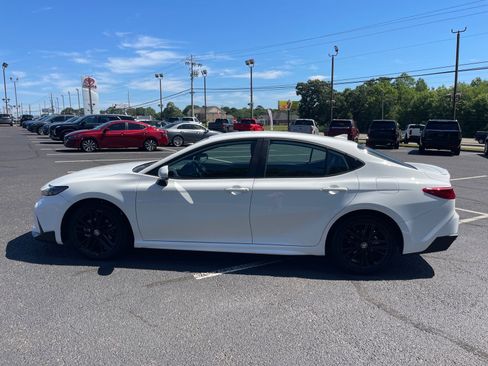 Used 2025 Toyota Camry SE FWD image 13