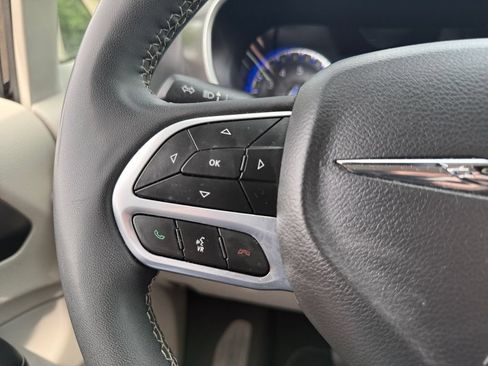 Used 2024 Chrysler Pacifica Touring-L FWD image 14