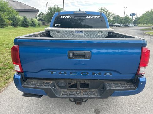 Used 2017 Toyota Tacoma TRD Sport w/ Premium & Technology Package AWD/4WD image 12