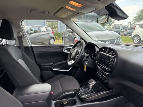 Used 2025 Kia Soul LX w/ LX Technology Package FWD image 11