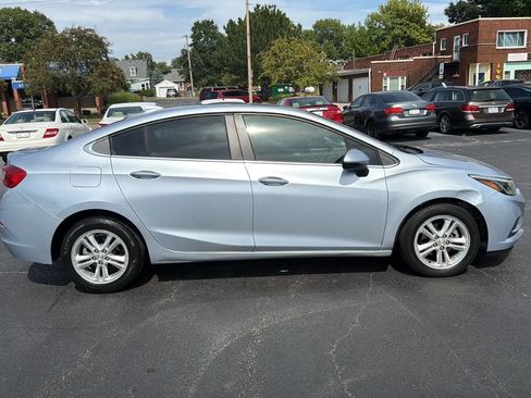 Used 2017 Chevrolet Cruze LT FWD image 4