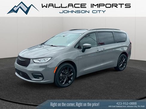 Used 2023 Chrysler Pacifica Touring-L w/ S Appearance Package AWD/4WD image 2