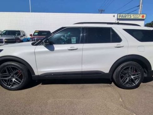 Used 2025 Ford Explorer ST AWD/4WD image 5