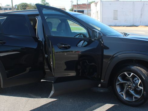 New 2025 Chevrolet Trax LT w/ Driver Confidence Package image 9