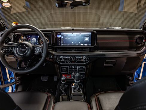 Used 2025 Jeep Wrangler Unlimited Rubicon w/ Convenience Group image 16