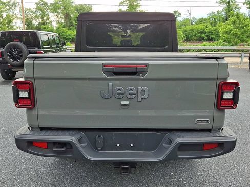Used 2022 Jeep Gladiator Overland w/ LED Lighting Group AWD/4WD image 9