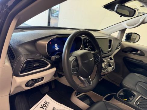 Used 2024 Chrysler Pacifica Limited FWD image 12