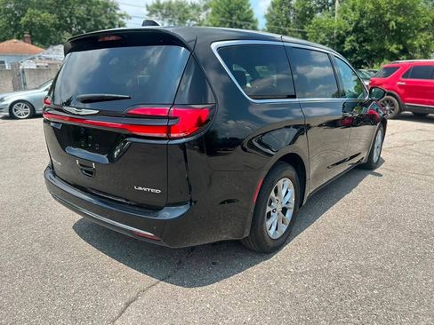 Used 2026 Chrysler Pacifica Limited FWD image 5