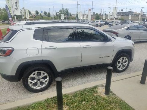 Used 2025 Jeep Compass Latitude AWD/4WD image 16
