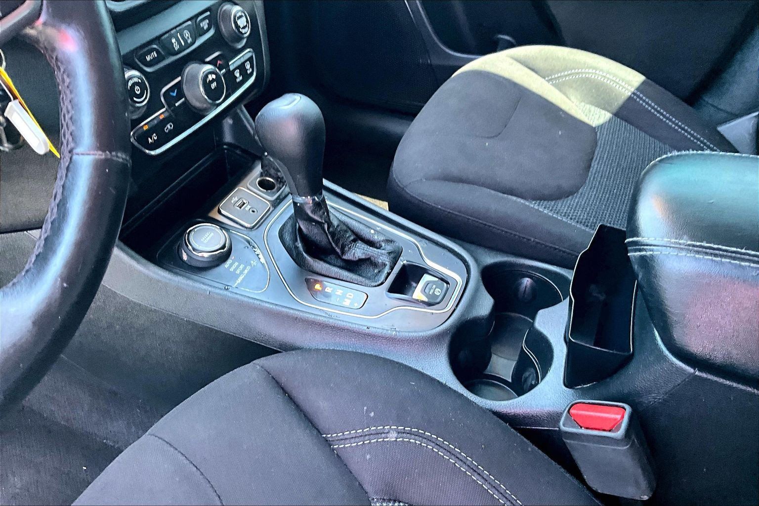 Used 2019 Jeep Cherokee Latitude w/ Cold Weather Group AWD/4WD image 13
