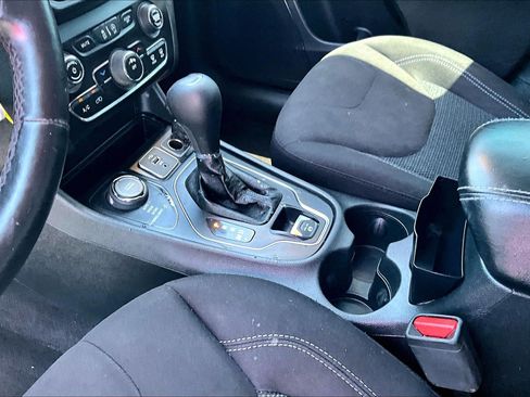 Used 2019 Jeep Cherokee Latitude w/ Cold Weather Group AWD/4WD image 13