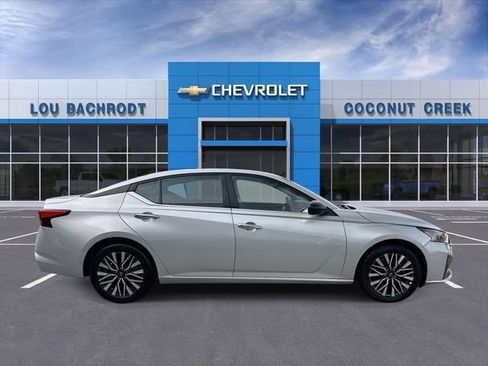 Used 2024 Nissan Altima 2.5 SV FWD image 9