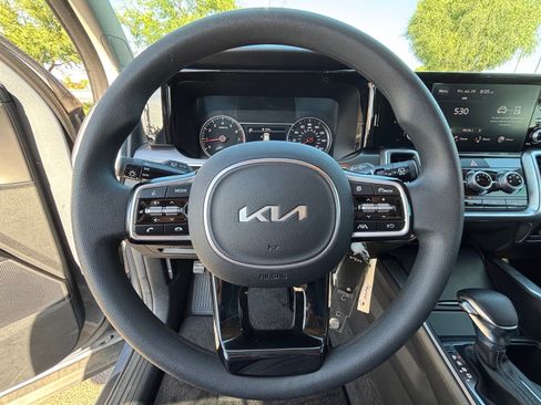 Certified 2023 Kia Sorento LX FWD image 12