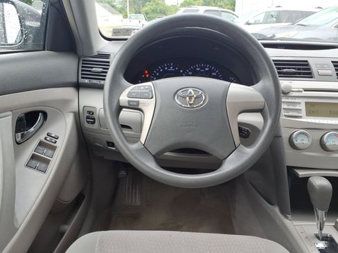 Used 2010 Toyota Camry LE FWD image 5