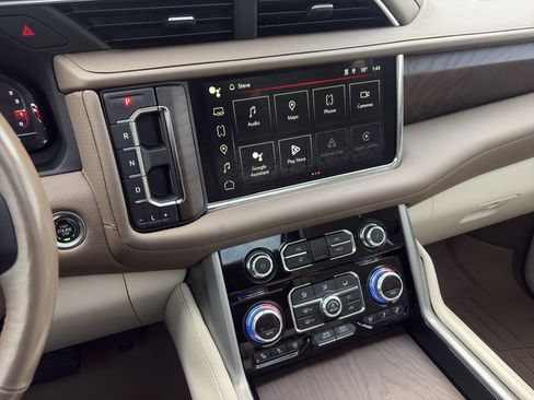 Used 2022 GMC Yukon Denali w/ Denali Premium Package image 28