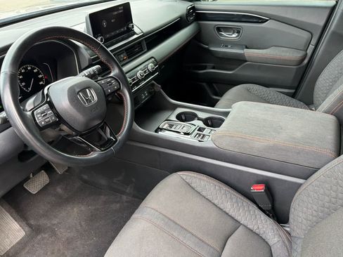 Used 2025 Honda Pilot Sport image 13