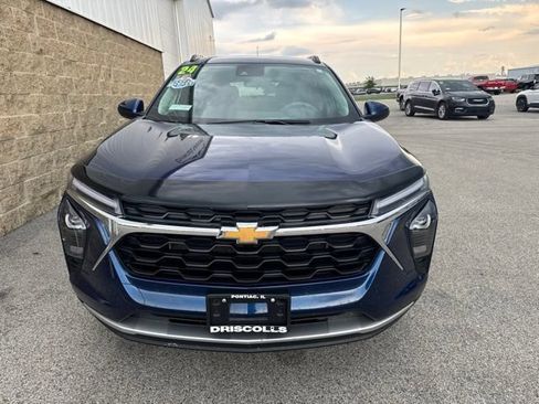 Used 2024 Chevrolet Trax LT w/ Sunroof Package FWD image 3