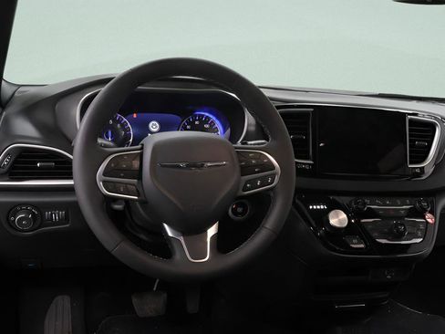 Used 2026 Chrysler Pacifica Select FWD image 9