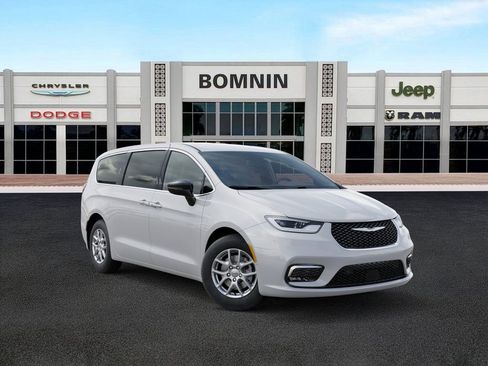 New 2026 Chrysler Pacifica Select image 5