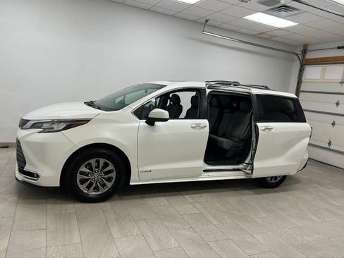 Used 2021 Toyota Sienna XLE w/ XLE Plus Package image 13