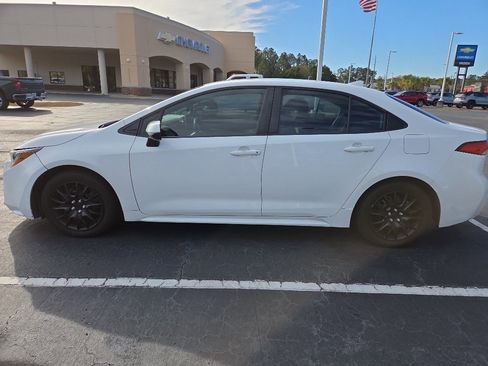 Used 2021 Toyota Corolla LE image 2