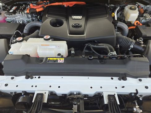 Used 2024 Toyota Tundra Limited AWD/4WD image 33