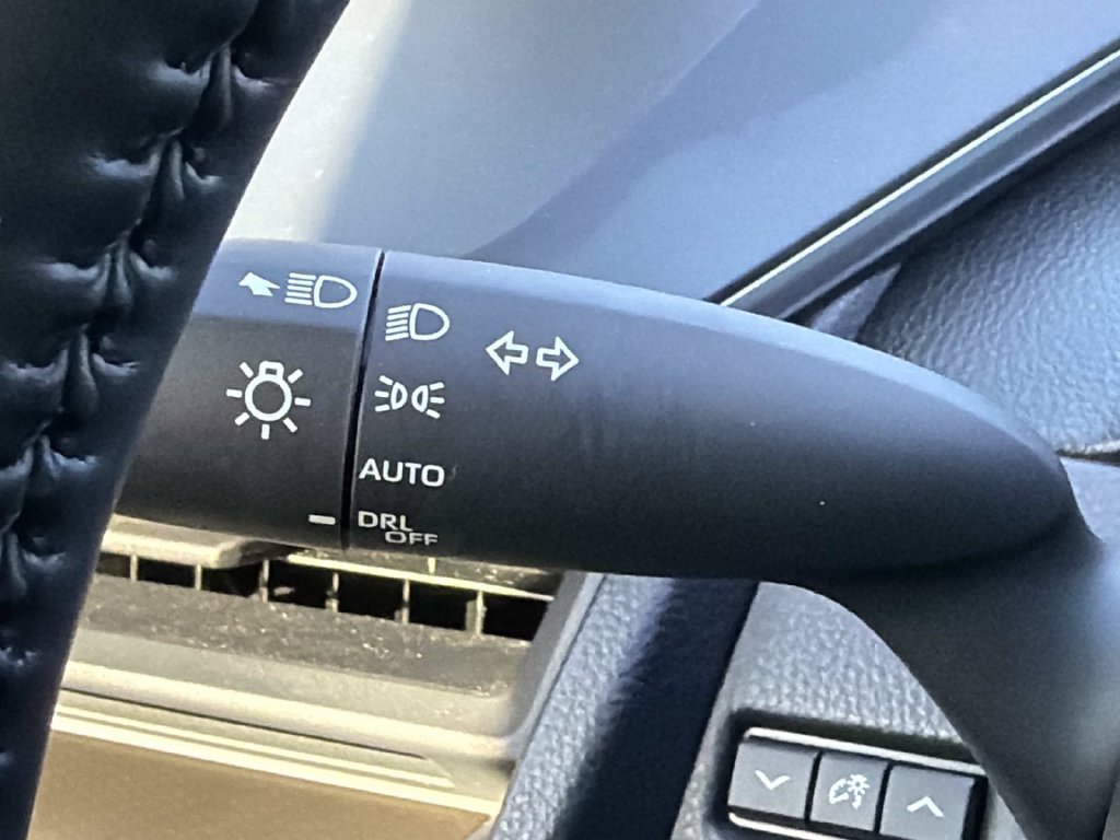 Used 2025 Toyota Prius FWD image 29