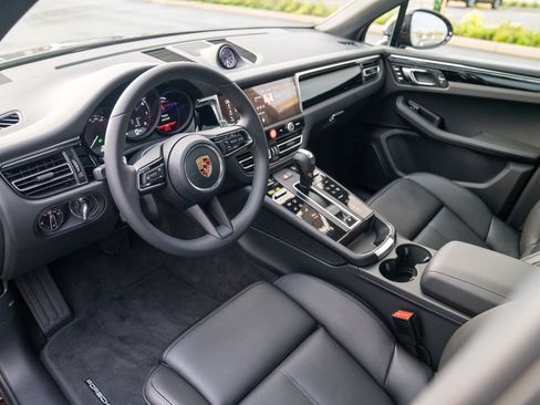 Certified 2026 Porsche Macan AWD/4WD image 4