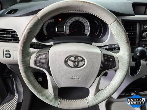 Used 2011 Toyota Sienna SE image 11