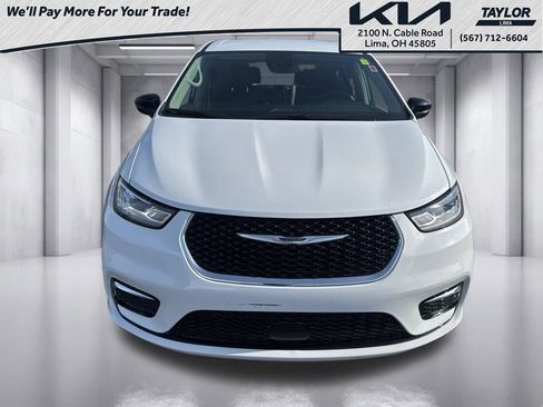 Used 2024 Chrysler Pacifica Touring-L image 2