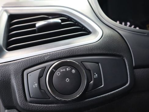 Used 2017 Ford Edge SE image 19