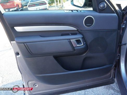 Used 2020 Land Rover Discovery Landmark image 14