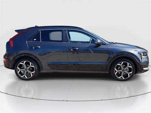 Used 2023 Kia Niro EX Touring image 4