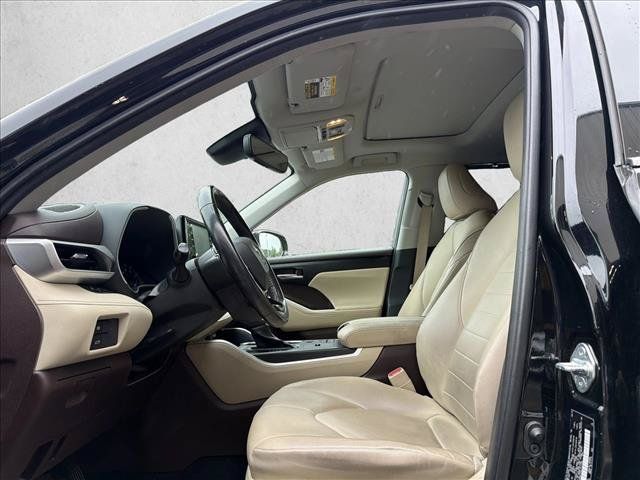 Used 2020 Toyota Highlander XLE AWD/4WD image 11