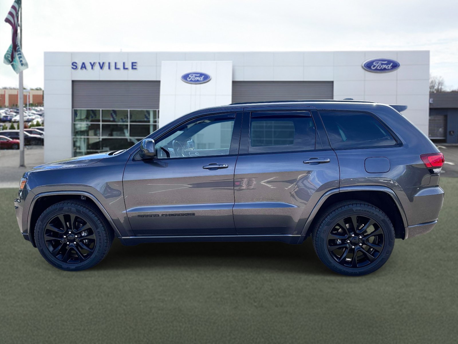 Used 2018 Jeep Grand Cherokee Altitude AWD/4WD image 2