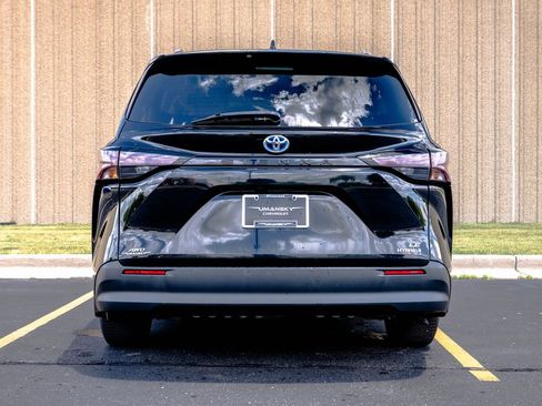 Used 2024 Toyota Sienna LE w/ LE Plus Package AWD/4WD image 9