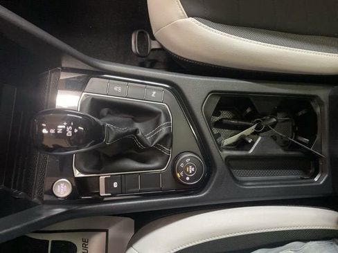 Certified 2025 Volkswagen Taos SE w/ Panoramic Sunroof Package image 23