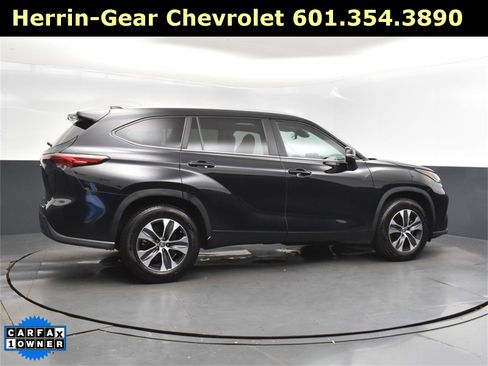 Used 2023 Toyota Highlander XLE image 8