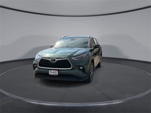 Used 2023 Toyota Highlander XLE image 3