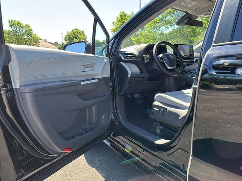 Used 2021 Toyota Sienna LE AWD/4WD image 2
