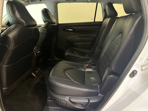 Used 2023 Toyota Highlander XLE AWD/4WD image 23