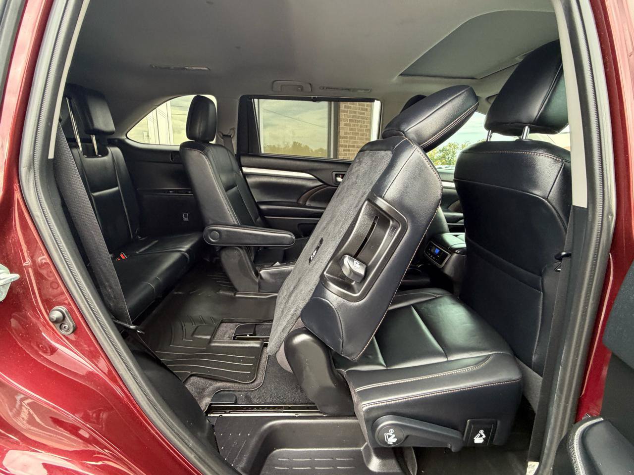 Used 2019 Toyota Highlander XLE FWD image 30