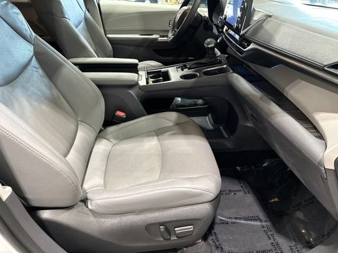 Used 2023 Toyota Sienna Limited AWD/4WD image 16