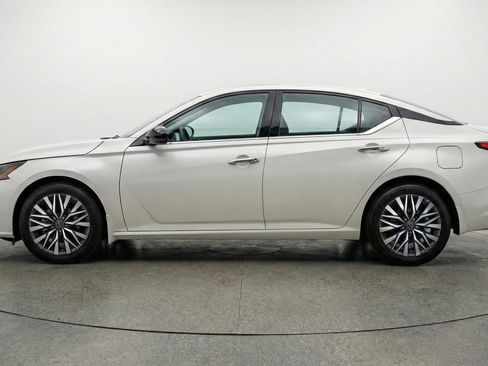 Used 2025 Nissan Altima 2.5 SV image 5