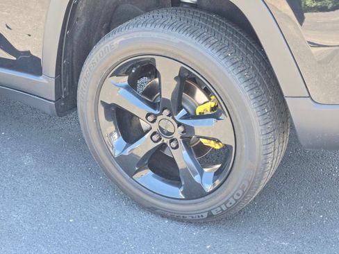 Certified 2023 Jeep Grand Cherokee Altitude AWD/4WD image 10